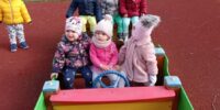 Pierwszy spacer maluszków (grupa II) w promykach wiosennego słońca